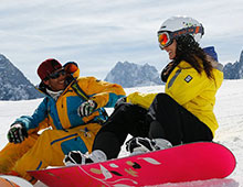 Beginner snowboarder with her UCPA instructor